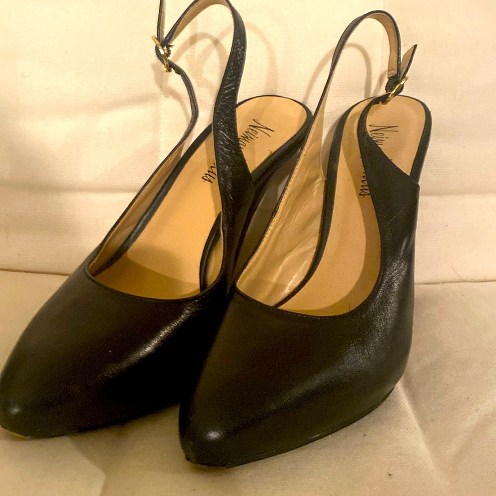 Neiman  Marcus black leather pumps. Sz 6m